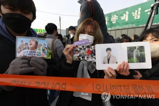 今天仍有50多名國外粉絲在營區外守候。韓聯社