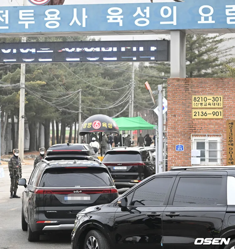 BTS搭的6輛車直接開進營區。翻攝OSEN