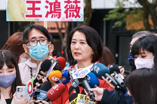 吳怡農遭抓包瞄準鏡裝反　王鴻薇：作秀過頭？非拍照就可假裝國防專家