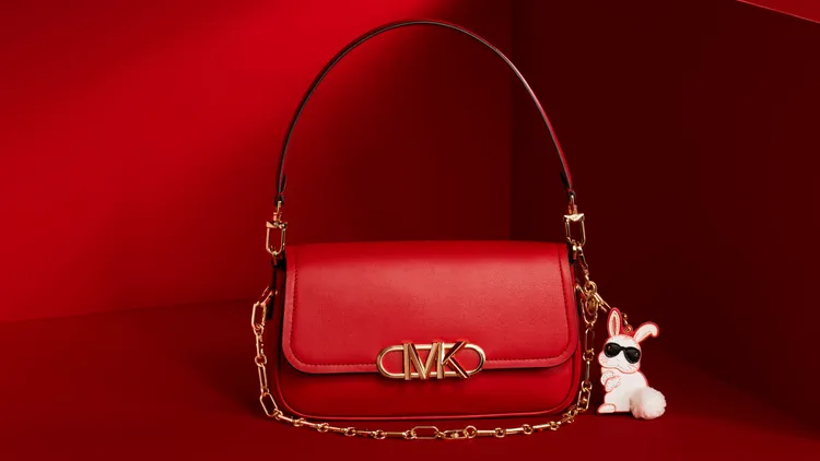 新年膠囊系列Parker紅色腋下包，2萬2000元。品牌提供