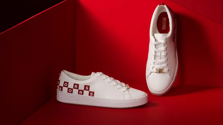 新年膠囊系列皮革休閒鞋，9800元。品牌提供