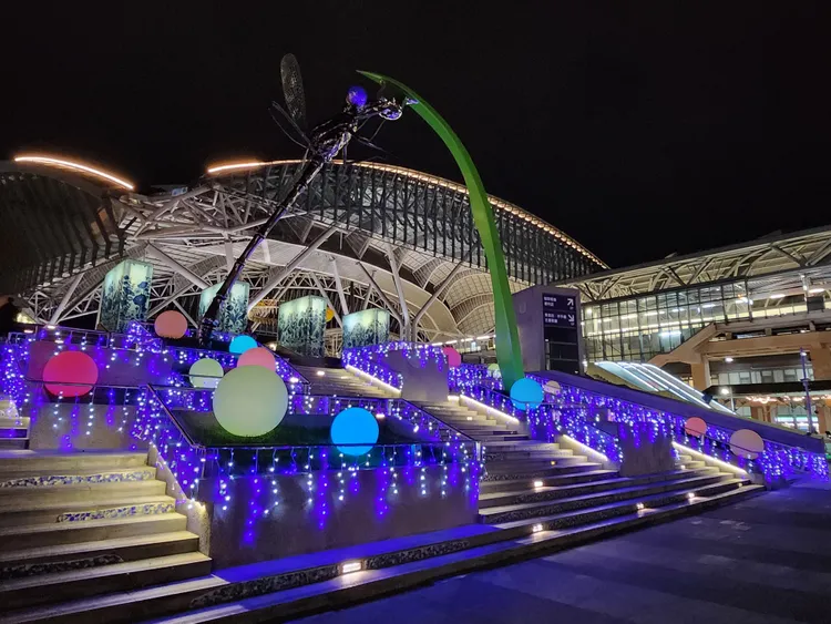 台中火車站被藍色燈海包圍超級浪漫。台中市政府提供