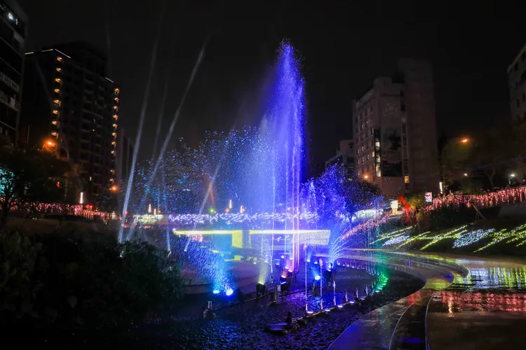 柳川水舞燈光秀。台中市政府提供