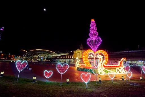 台中耶誕嘉年華16日登場 15公尺高耶誕樹360度旋轉超吸晴