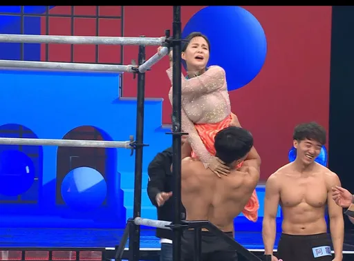 吳怡霈挑戰高難度人體國旗!不小心滑落嚇到花容失色