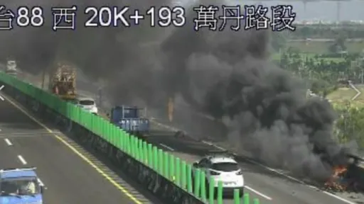 開一開後車斗燒起來！　屏東88快速道小貨車自燃