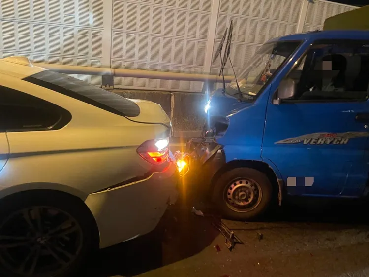 小貨車追撞前方轎車。警方提供