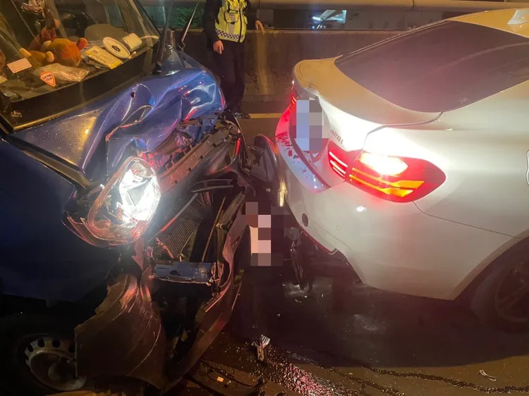 小貨車車頭凹陷。警方提供