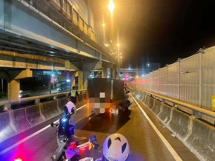 警方在車禍現場後方警戒。警方提供