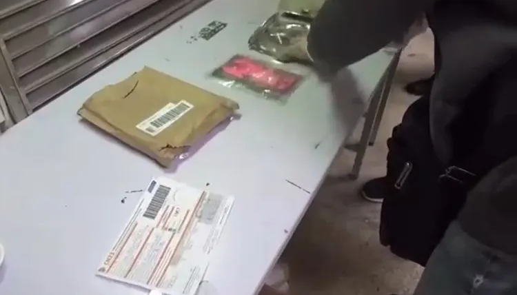 警方拆開郵包發現夾藏毒品。警方提供