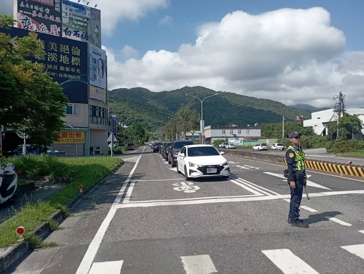 元旦連假預估投入2200人次警民力，交通疏導，並預置快打警力，維護用路人行車安全。警方提供