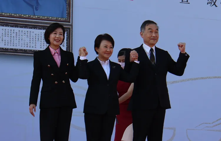 盧秀燕與副市長王育敏（左）、黃國榮。資料照片