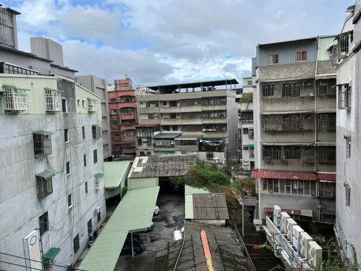 4口之家每晚擠一張床墊　天龍國雙薪150萬難買1800萬新屋