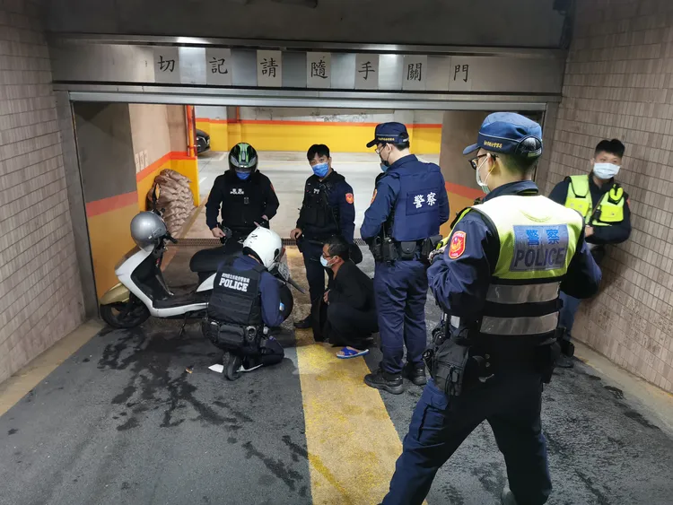 民宅停車場開啟，當場查獲被丟棄的毒品。陸運鋒攝