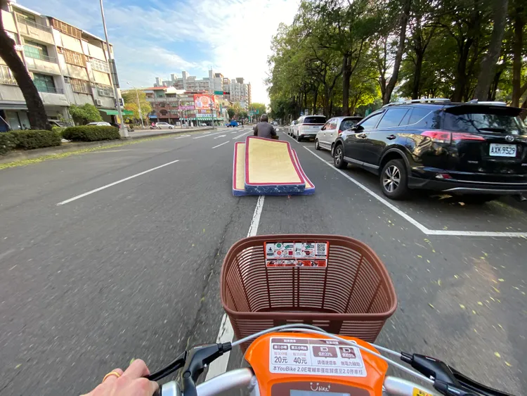 記者跟在後方觀察。張喆喜攝