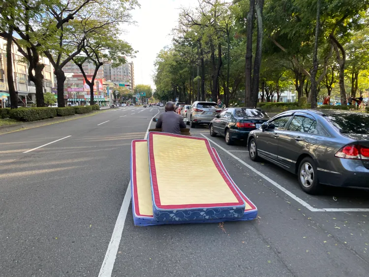 阿伯一路從南區合作街拖行床墊到東區仁和路。張喆喜攝
