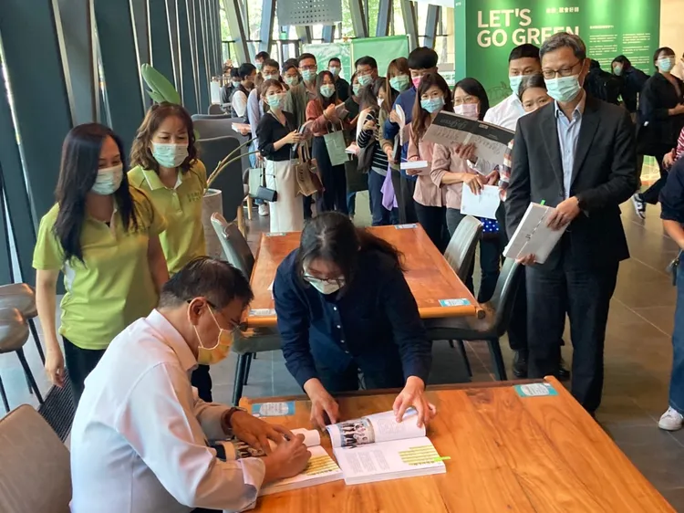 導覽完後現場簽書。陳宏銘攝