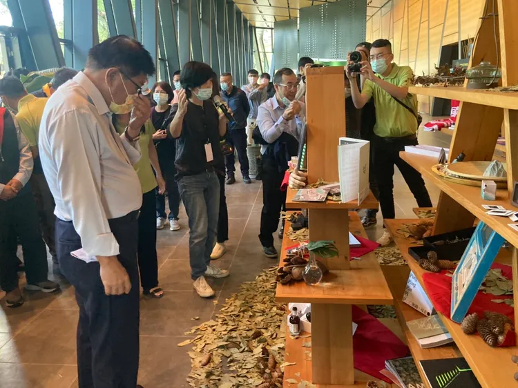 屏果總圖內導覽環保成果。陳宏銘攝