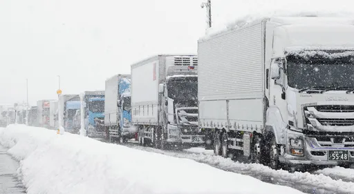 入冬最強寒流！日本新潟狂降大雪　卡車慘困雪地