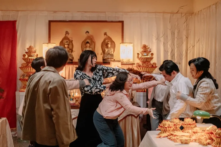 《阿媽》全家人在靈堂前大打出手。公視台語台提供 