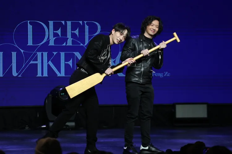 為了慶祝新專輯發行，張暐弘也特別至現場贈送黃金船槳給邱鋒澤。陳明中攝