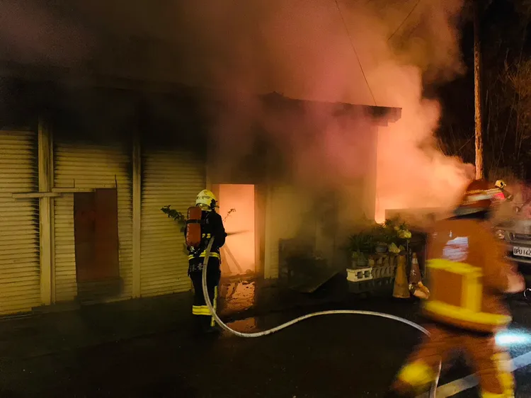 救災人員抵達時，鐵皮屋竄出火舌。消防局提供