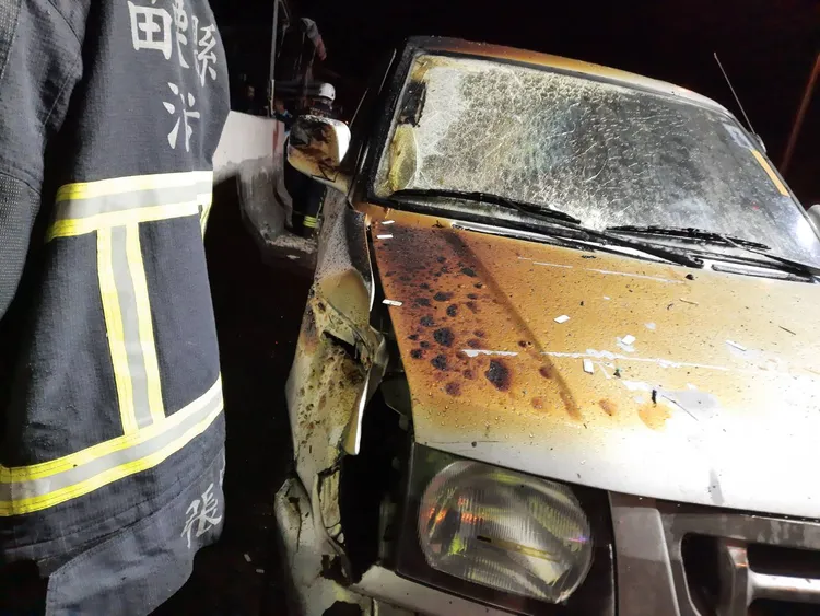 路邊停放的一部休旅車遭波及燒毀。消防局提供