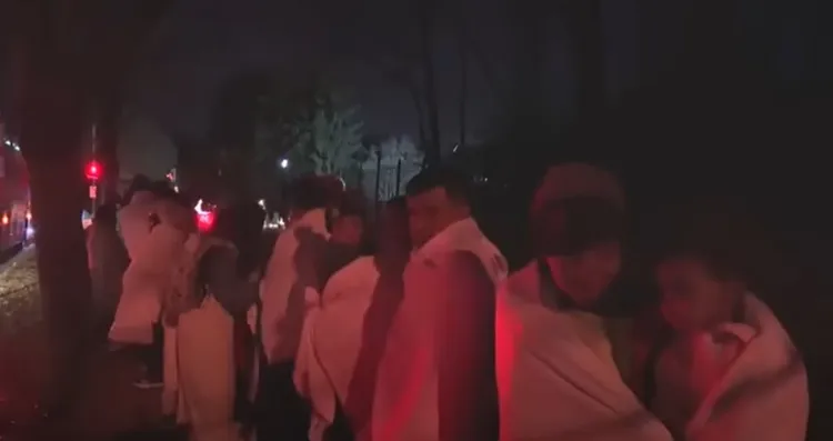 在耶誕夜的風雪寒冬中，移民就被「丟包」在美國副總統賀錦麗官邸外。翻攝ABCnews