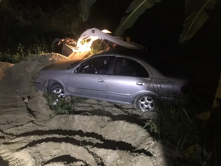老翁車子陷在山丘。警方提供