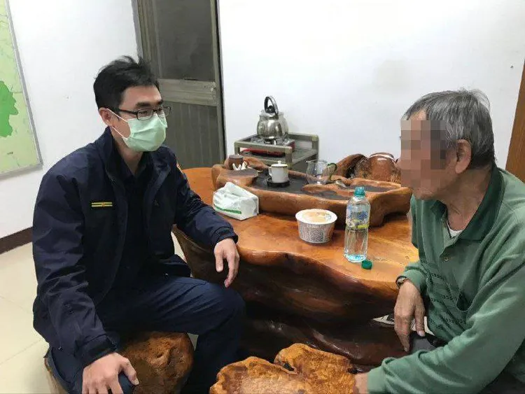 警方護送老翁回所安置等候家屬。警方提供