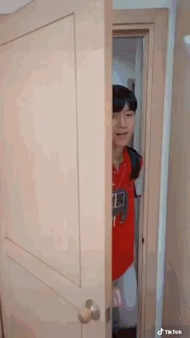 畢業旅行領隊前來查房。業者提供