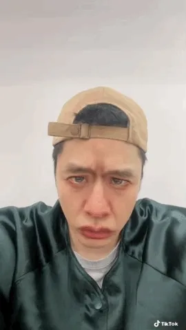  周湯豪翻玩「哭臉特效」。業者提供