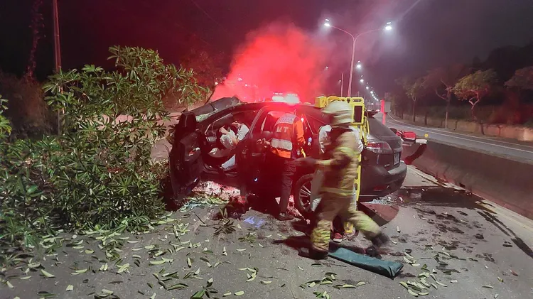 警消獲報到場救出車上3人。讀者提供