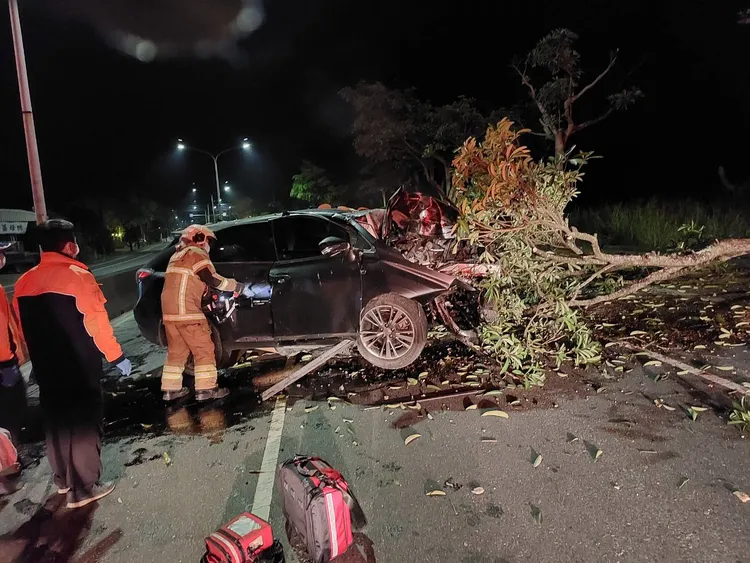 駕駛供稱，打瞌睡肇事。讀者提供