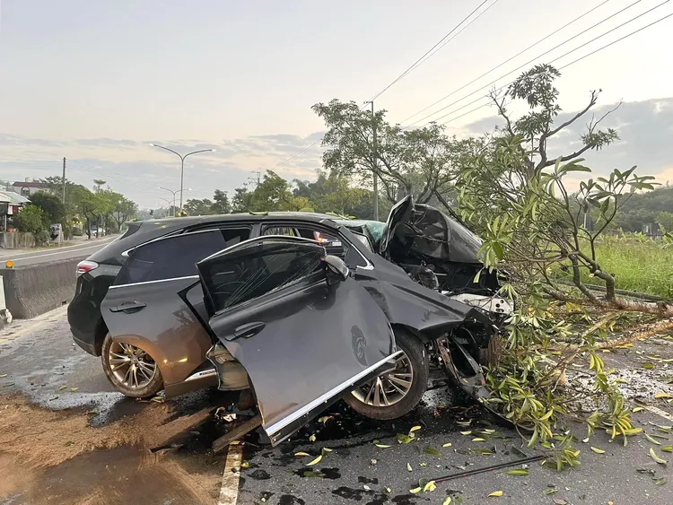 休旅車宛若廢鐵。取自臉書《道路救援張家班》