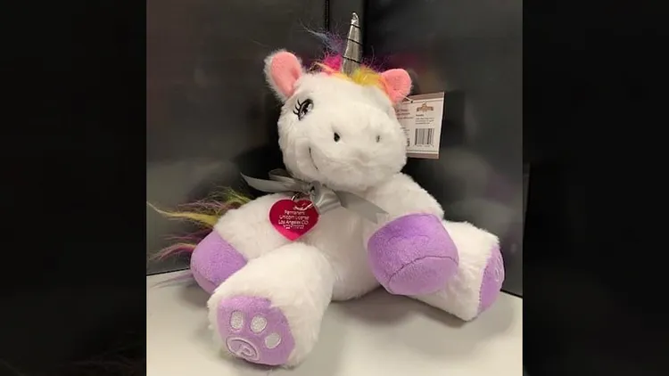 洛杉磯動物管理局還送了一個獨角獸玩偶給瑪德琳。翻攝自洛杉磯動物管理局臉書