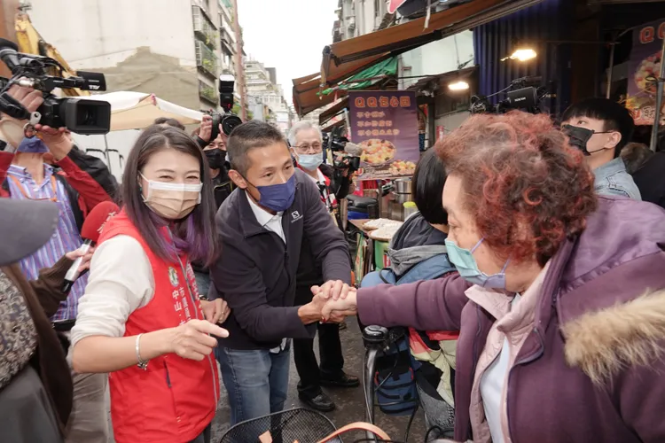 吳怡農今天赴台北市文昌宮參拜掃街。陳德興攝