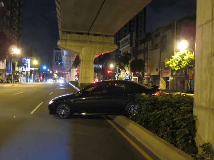 自小客車開上分隔島。讀者提供