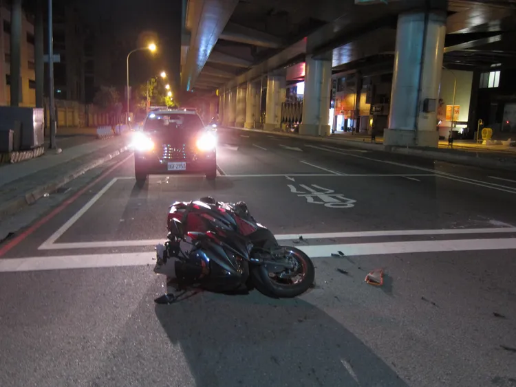 林男連人帶車倒地。讀者提供