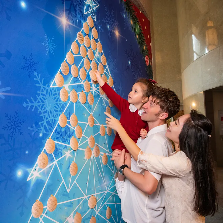飯店大廳的聖誕許願樹，讓賓客寫下新年新希望懸掛在樹上。台北遠東香格里拉提供