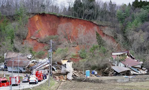 駭人現場照!日本山形縣民宅後山崩塌 吞沒10棟建物2人疑活埋