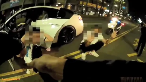 恐怖行車糾紛！7車包圍再砸車擄人已抓7惡徒　警掏槍逮人畫面曝光