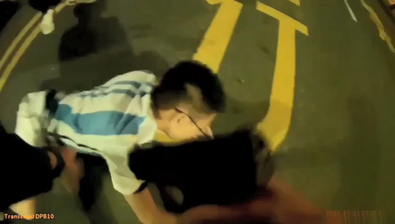 歹徒乖乖趴下,毫無砸車押人氣焰。讀者提供