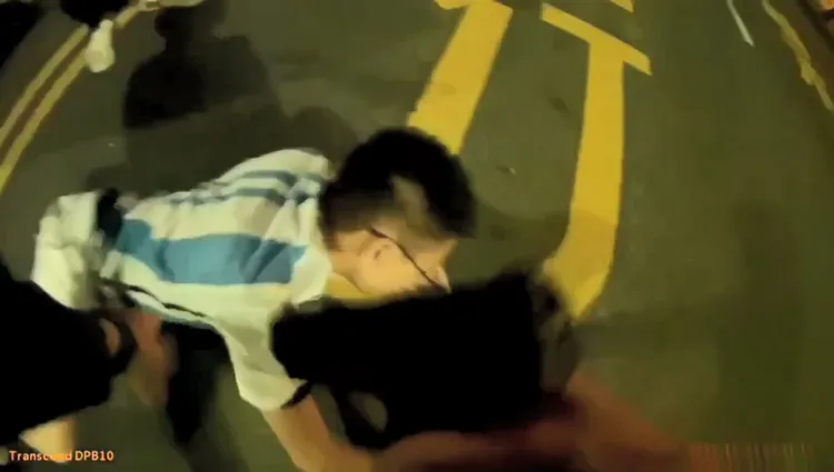 歹徒乖乖趴下，毫無砸車押人氣焰。讀者提供