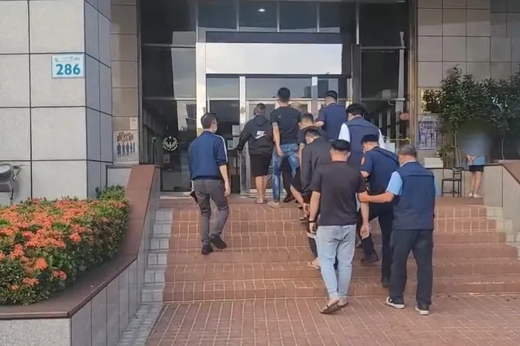 警方漏夜追查，共查緝到案計5車7人。讀者提供