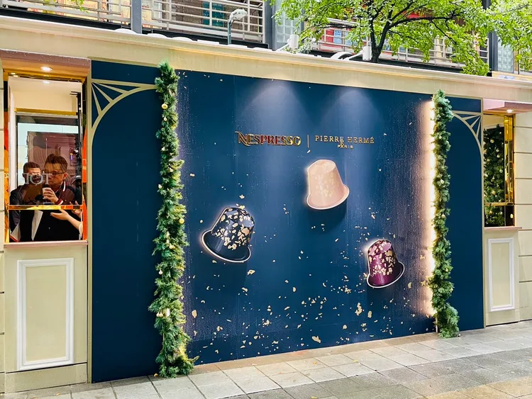 咖啡廳背面還布置有巨型聯名膠囊，拍照打卡超可愛。曾仲葳攝