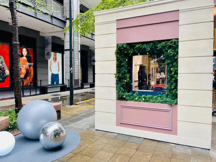 Cafe左側的耶誕櫥窗，不論人在裡面或外面都能拍出美照。曾仲葳攝