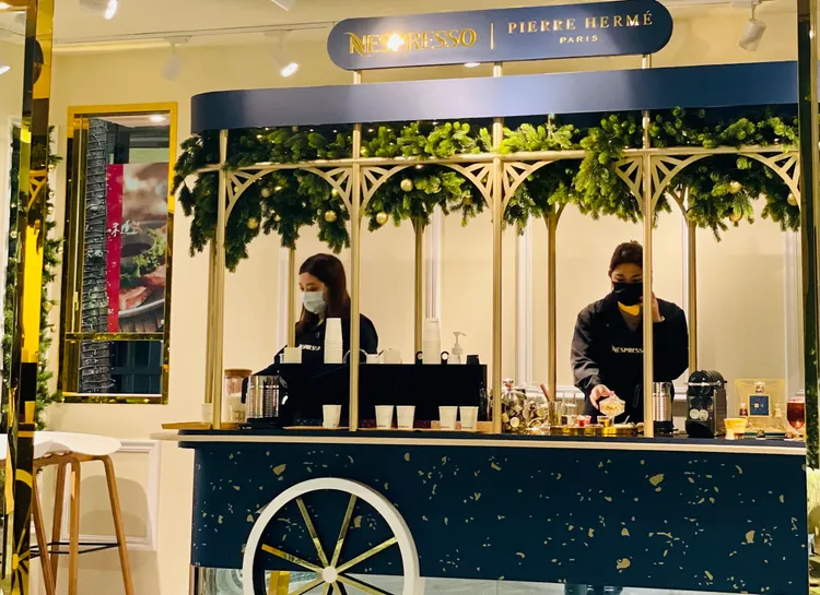 金光閃閃的奢華法式咖啡吧台，一秒化身時尚名媛。曾仲葳攝