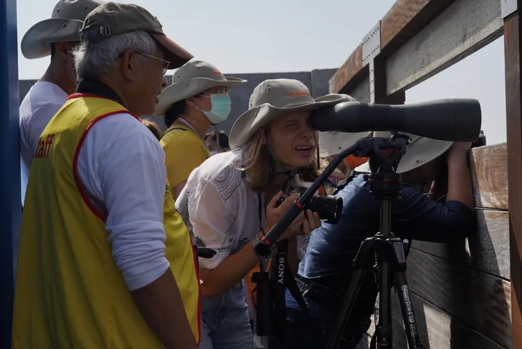 民眾仔細觀察鳥況。雲嘉南管理處提供