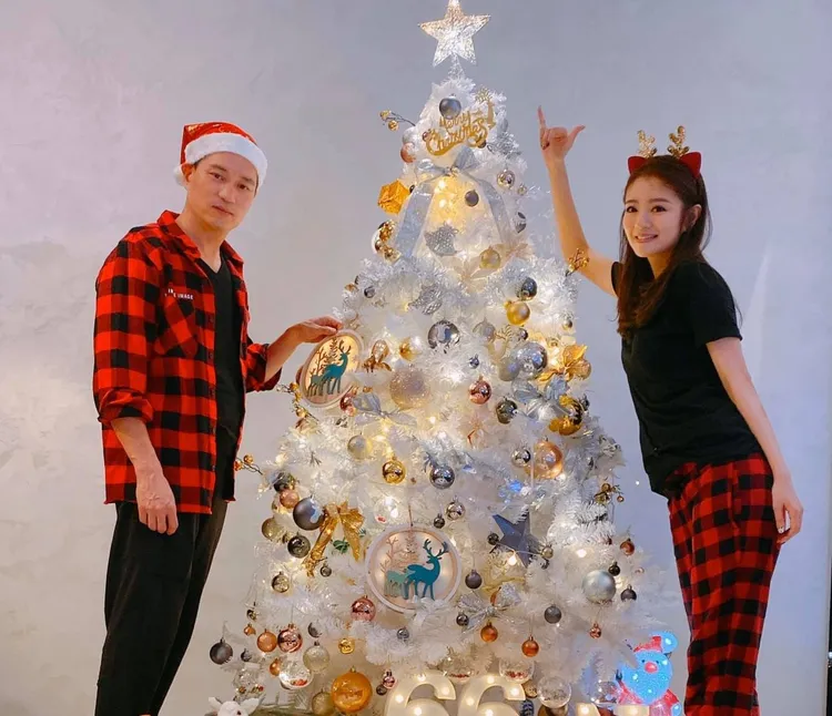 安以軒（右）恐怕等不到老公陳榮煉陪過聖誕節。翻攝安以軒臉書